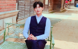 Bintangi 'Romance is a Bonus Book', Lee Jong Suk Pamer Syuting di Perpustakaan