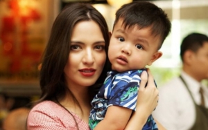 Liburan Mewah di Eropa, Gaya Ngemper Nia Ramadhani Hingga Anak Minum Susu di Salju Jadi Sorotan