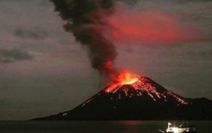 Kesaksian Warga: Semburan Abu dan Petir Terlihat di Gunung Anak Krakatau