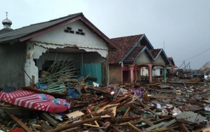 Sibuk Selfie di Lokasi Bencana Tsunami, Dua Motor Orang Ini Raib Digondol Pencuri