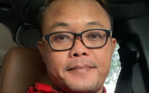 Bagikan Foto Genggam Tangan Cewek, Sule Punya Pacar Baru?