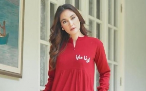 Luna Maya Tutupi Wajah Pria Ini Dengan Stiker Ulat, Netter Duga Reino Barack