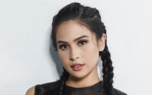 Pamer Foto Keren Berkacamata Hitam Saat Umrah, Maudy Ayunda Didoakan Segera Berhijab