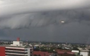 Sempat Ganggu Penerbangan, Awan Berbentuk Gulungan Ombak 18 KM Terlihat di Langit Makassar