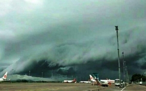 Pilot Tak Berani Tembus Awan 'Tsunami' di Makassar, 5 Pesawat Terpaksa Berputar di Udara