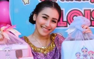 Ayu Ting Ting Asik Berenang dan Selfie Manja, Warna Gigi Hingga Tahi Lalat Jadi Sorotan
