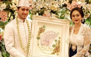 Pamer Buku Nikah Dengan Suami Bule, Aura Kasih: Aku Milikmu, Tak Boleh Refund