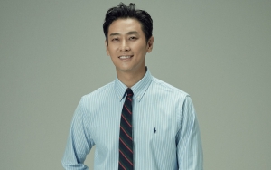 Ganteng Banget di Foto Adegan 'Item', Pendalaman Peran Joo Ji Hoon Dipuji Staf Produksi