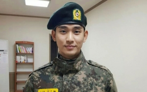 Beri Kabar Terbaru dari Kamp Militer, Kim Soo Hyun Lakukan Ini untuk Rekan-Rekan Tentara
