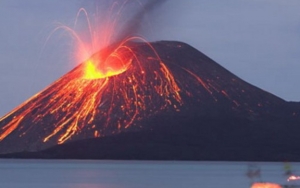 Gunung Anak Krakatau Kembali Erupsi, BMKG Prediksi Debu Vulkanik Mengarah ke Pulau Jawa