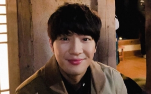 Imutnya Lee Sang Yeob Selfie Pakai Hiasan Bunga di Lokasi Syuting 'Top Star Yoo Baek'