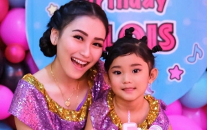 Ayu Ting Ting Kembali Unggah Foto Salat Berdua Bareng Bilqis, Warganet Ramai Singgung Soal Imam