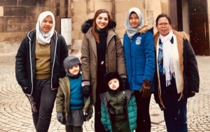 Liburan di Eropa, Ashanty Suapi Pengasuh Cantik Arsya Saat Cicipi Makanan Mewah Ini Bikin Fans Kagum