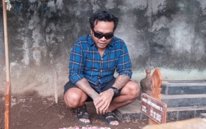Ziarah Usai Didatangi Lewat Mimpi, Erix Soekamti Saksikan Hal Mistis di Makam Andi Seventeen