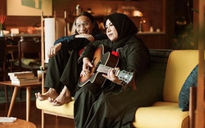 Berangkat Umrah Bareng Suami, Melly Goeslaw Sekaligus Rayakan Ultah di Tanah Suci