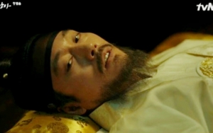 Jadi Cameo di Episode Perdana 'The Crowned Clown', Jang Hyuk Sukses Curi Fokus