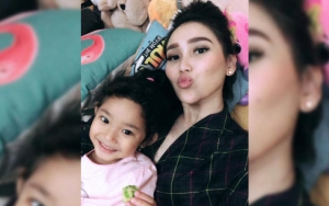 Bilqis Sedih Ditinggal Ayu Ting Ting Kerja, Video Pelukan Bareng Sang Buah Hati Jadi Sorotan