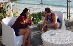 Pamer Pakaian Mini, Ely Sugigi dan Sang Kekasih Dituding Nyindir Vanessa Angel