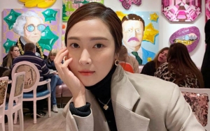 Promosikan Phone Case dari Brand Sendiri, Intip Foto-Foto Kece Jessica