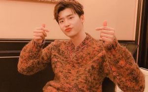 Posting Poster 'Romance Is A Bonus Book', Lee Jong Suk Janjikan Hal Ini Pada Fans