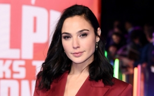 Bagikan Foto Liburan di Pantai, Tubuh Seksi Gal Gadot Bikin Penggemar Kagum