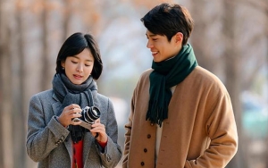 Manisnya Song Hye Kyo dan Park Bo Gum Kencan Gandengan Tangan di 'Encounter'