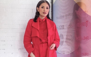 Hampir Terjatuh di Atas Panggung, Gaya Elegan Nindy Jadi Sorotan