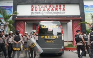 Akibat Napi dan Pembesuk Saling Ejek, Kericuhan Lempar Batu Terjadi di Rutan Solo