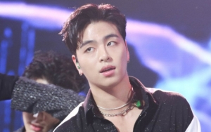 Lepas Baju, Koo Junhoe iKON Pamerkan Abs dan Tubuh Berotot