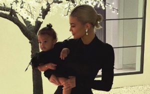 Dapat Hadiah Tas Mewah, Ekspresi Lucu Putri Kylie Jenner Bikin Gemas