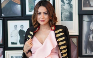Biasa Tampil Seksi, Penampilan Berhijab Selvi Kitty Panen Pujian Warganet