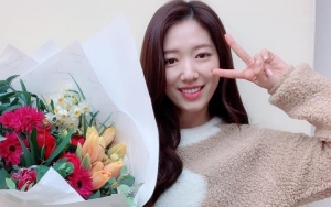 Bagikan Foto Liburan Keluarga, Park Shin Hye Tuai Pujian