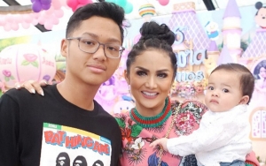 Krisdayanti Dibully Sebut 'Keluarga Sumber Kebahagiaan', Postingan Azriel Ikut Disorot