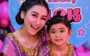  Asik Liburan Akhir Pekan, Anak Ayu Ting Ting Kepergok Pakai Sandal Branded Harga Fantastis