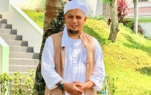 Foto Terbaru Ustaz Arifin Ilham Dirawat di Malaysia Diunggah Sang Putra, Netter Bersyukur