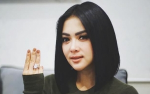 Disebut Sudah Nikahi Reino, Muka Pucat Syahrini dan Rambut Lepek di Jepang Bikin Khawatir