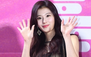 SMA 2019: Lawan Angin Kencang di Red Carpet, Pose Kocak Sana Tuai Perhatian