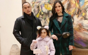 Pakai Baju Terbuka Saat Jalan-Jalan Di Mall, Mikhayla 'Disemprot' Suami Nia Ramadhani