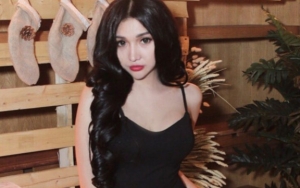 Pamer Sekamar Bareng Pria Bule di Hongkong, Kaki Lucinta Luna Bikin Salah Fokus