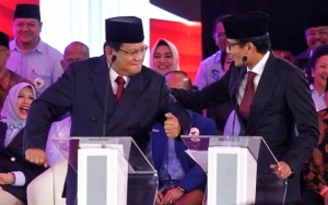 Jokowi 'Serang' Caleg Gerindra Banyak Mantan Koruptor, Prabowo 'Cuek' Joget dan Dipijati Sandiaga