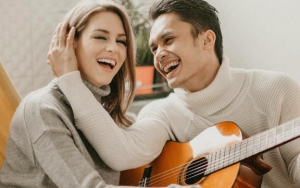  Gendong Manja Hingga Peluk Mesra, Intip Foto Prewedding Randy Pangalila dan Chelsey Frank