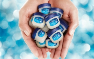 14 Manfaat dan Penggunaan Vaseline Petroleum Jelly untuk Kecantikan, Yuk Cobain!