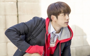 Foto Perdana 'He Is Psychometric' Dirilis, Jinyoung GOT7 Keren Lompati Pagar Sekolah