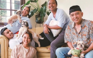 Reaksi Soraya Haque Bijak Soal Isu Pindah Agama dan Murtad, Netter Salah Fokus Foto Pegang Anjing