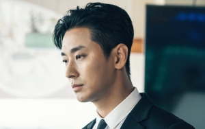 Sayang Ponakan, Joo Ji Hoon Kesusahan Ikat Rambut Shin Rin Ah di Foto Adegan 'Item'