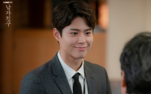 Syuting 'Encounter', Park Bo Gum Pede Pamer Majalah Dengan Cover Wajahnya