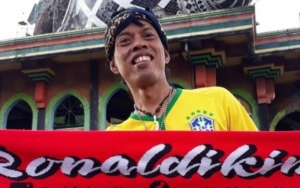Dihadiri Ratusan Suporter Bola, Acara Pemakaman Ronaldikin 'Ronaldinho' KW Banjir Air Mata
