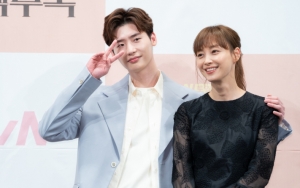 Pamer Foto Preskon 'Romance Is A Bonus Book', Lee Jong Suk Digoda Soal Fans Sukses Lee Na Young