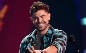 'The Beach Bum' Rilis Poster Anyar, Tampilan 'Nyentrik' Zac Efron Jadi Sorotan