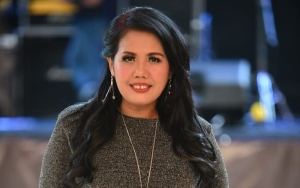 Asyik Joget di Depan Sekelompok Pria Bule, Ely Sugigi Disebut Hotman Paris Versi Wanita